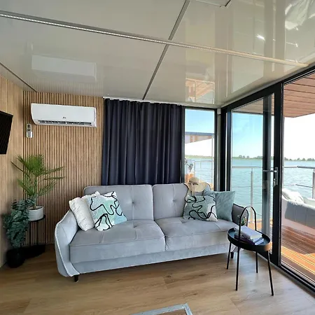 Hotel en barco Houseboat In Azy By Jamno And Sea
