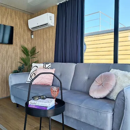 Houseboat In Azy By Jamno And Sea Hotel en barco