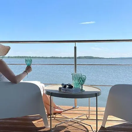 Hotel en barco Houseboat In Azy By Jamno And Sea *