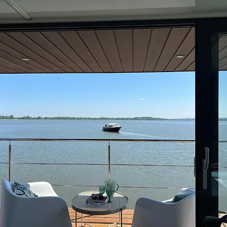 Comfortable House On The Water For 2 People Botel