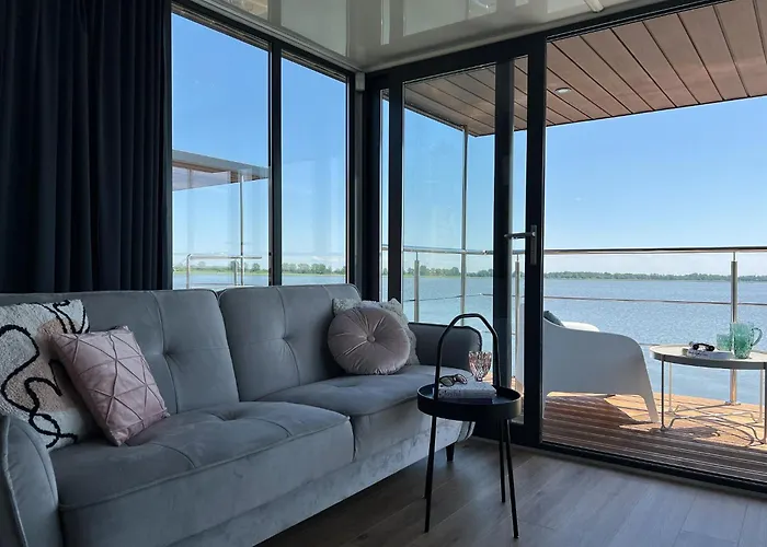 Houseboat In Azy By Jamno And Sea Båthotell Łazy