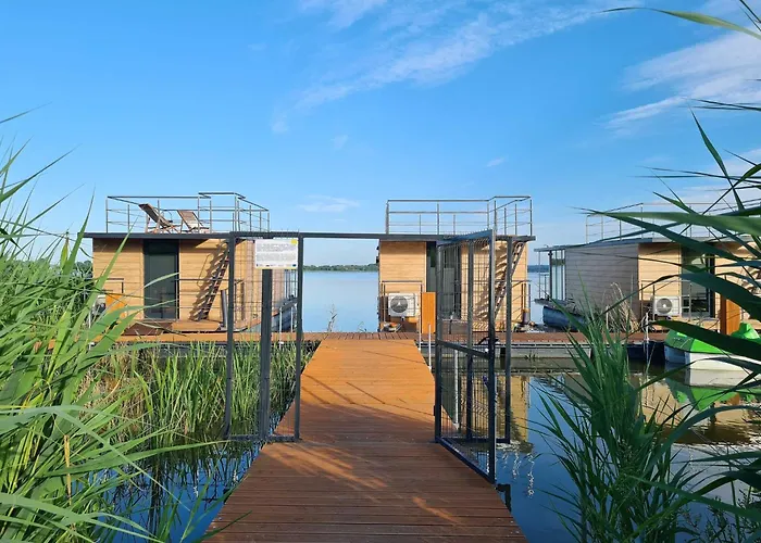 Houseboat In Azy By Jamno And Sea Båthotell Łazy