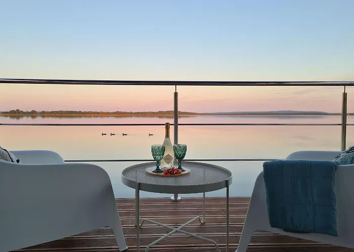 Houseboat In Azy By Jamno And Sea Båthotell Łazy