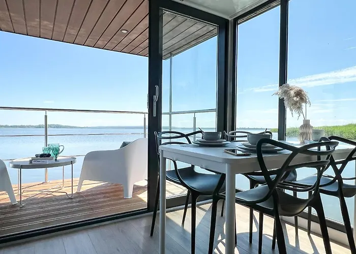 Houseboat In Azy By Jamno And Sea Båthotell Łazy